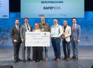 Gewinner-Scheck für Berufsbildung: BAFEP IBK überreicht an Personen in Wien